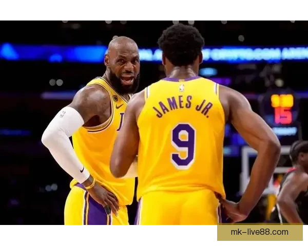 NBA历史首次父子连线 詹姆斯传球布朗尼外线三分命中